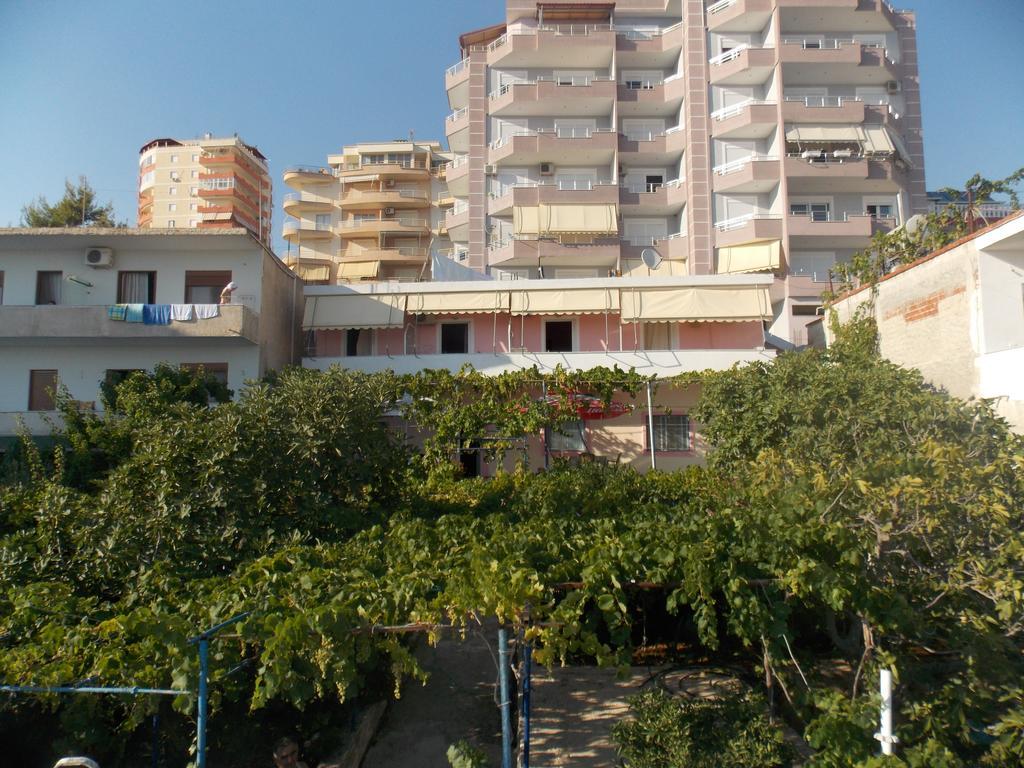 Detjon Beach Apartments Sarandë Esterno foto